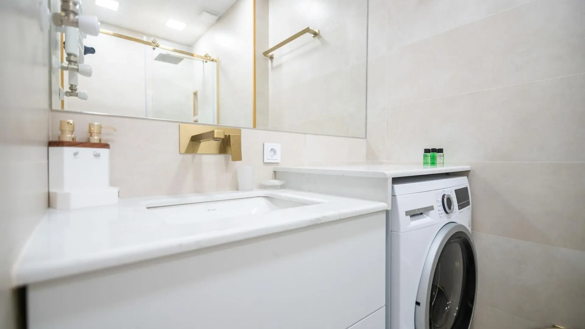 Batumi Studio Apartment With City Views -By Wehost Gruzja